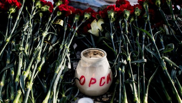 Цветы в память о жертвах крушения Ан-148 в Оренбурге. Архивное фото