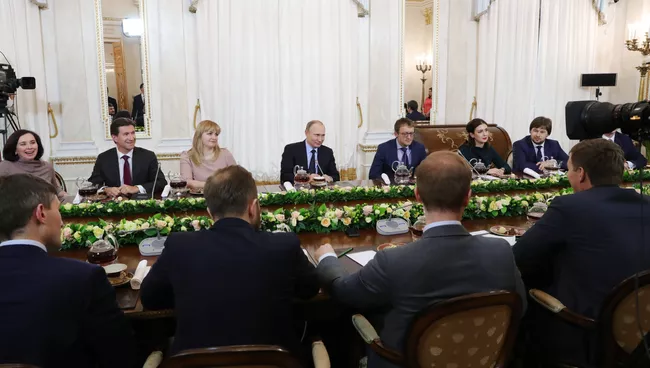 Президент РФ Владимир Путин во время встречи с финалистами Всероссийского конкурса управленцев Лидеры России. 12 февраля 2018