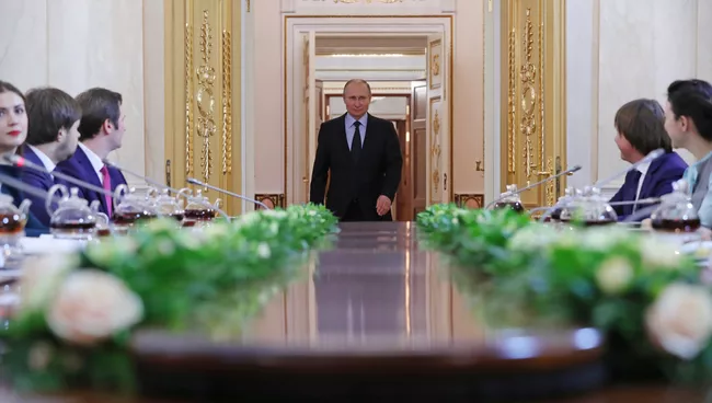 Президент РФ Владимир Путин перед началом встречи с финалистами Всероссийского конкурса управленцев Лидеры России. 12 февраля 2018