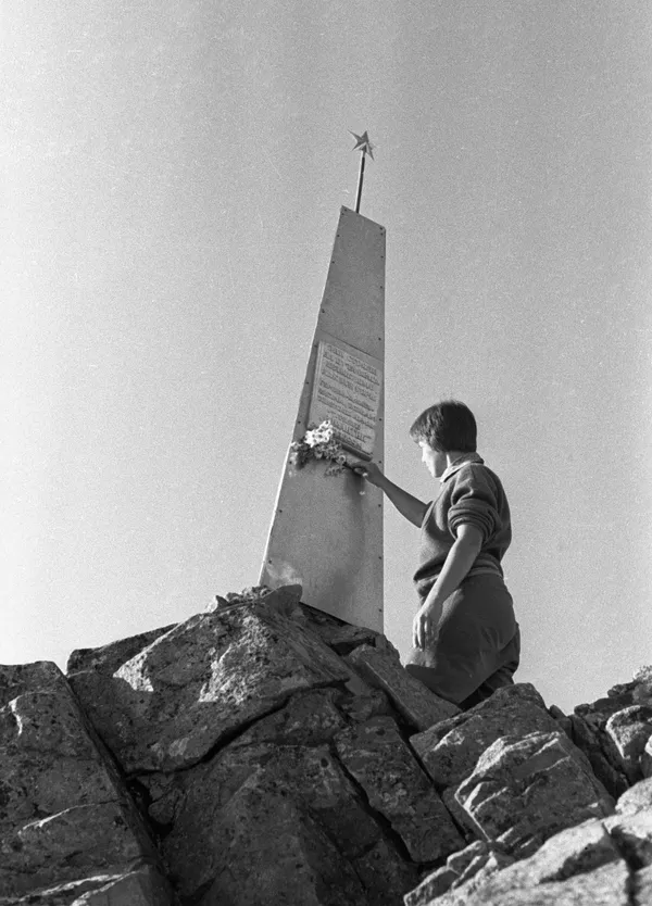 Женщина возлагает цветы к памятнику советским воинам на перевале Донгузорун Женщина возлагает цветы к памятнику советским воинам на перевале Донгузорун