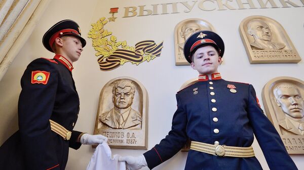 Открытие памятного барельефа Герою России Олегу Пешкову, погибшему в Сирии. Архивное фото