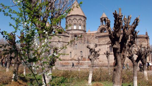 В Армянской апостольской церкви опровергли утверждения об отсутствии устава