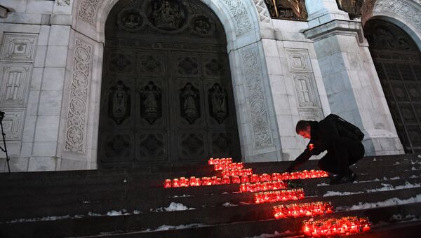 Участники акции памяти о жертвах крушения самолета Ан-148 Саратовских авиалиний в Подмосковье