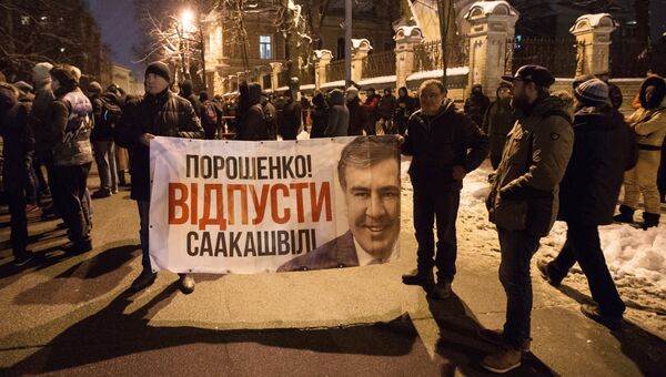 Сторонники Михаила Саакашвили протестуют у здания администрации президента Украины в Киеве