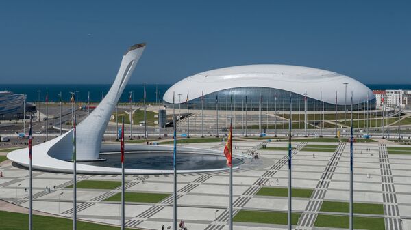 Ледовый дворец Большой и чаша олимпийского огня в Олимпийском парке в Сочи