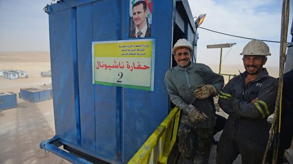 Рабочие на буровой установке по добыче газа к юго-востоку от Хомса