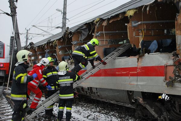 Спасатели на месте столкновения двух пассажирских поездов в Никласдорфе, Австрия. 12 февраля 2018 года
