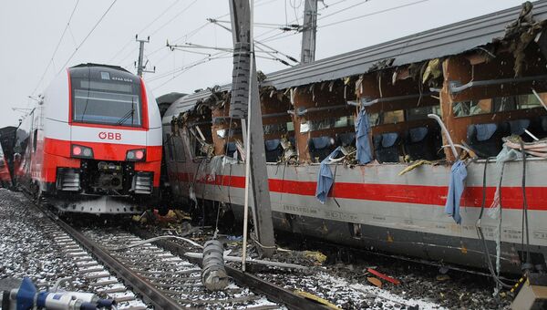 На месте столкновения двух пассажирских поездов в Никласдорфе, Австрия. 12 февраля 2018 года