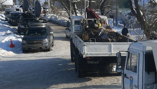 Автомашины МЧС России вывозят фрагменты самолета Ан-148 с места крушения в Раменском районе. 13 февраля 2018
