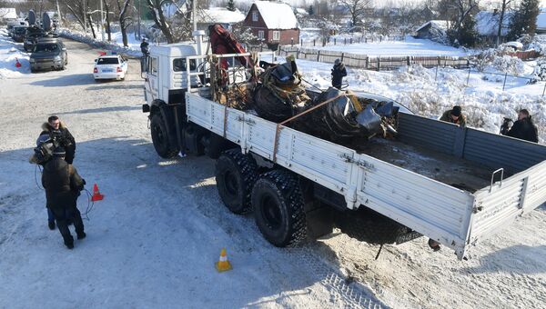 Автомашины МЧС России вывозят фрагменты самолета Ан-148 с места крушения в Раменском районе. 13 февраля 2018