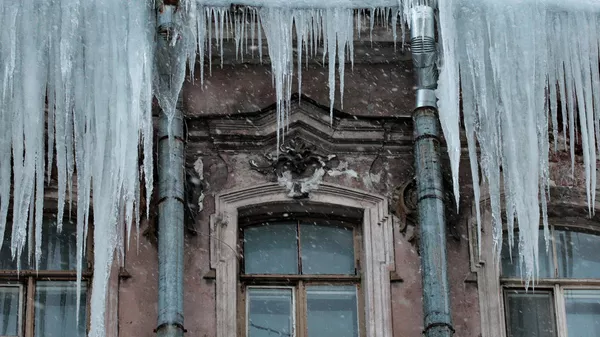 Лед на крыше дома. Архивное фото