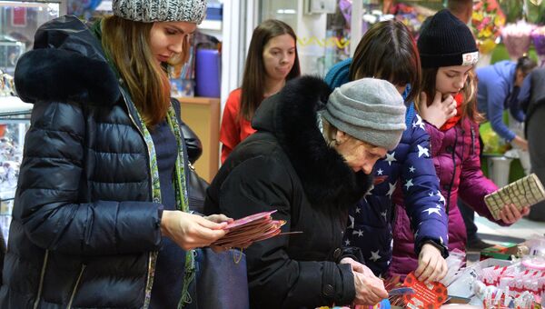 Покупатели выбирают сувениры к Дню святого Валентина в торговом центре во Владивостоке