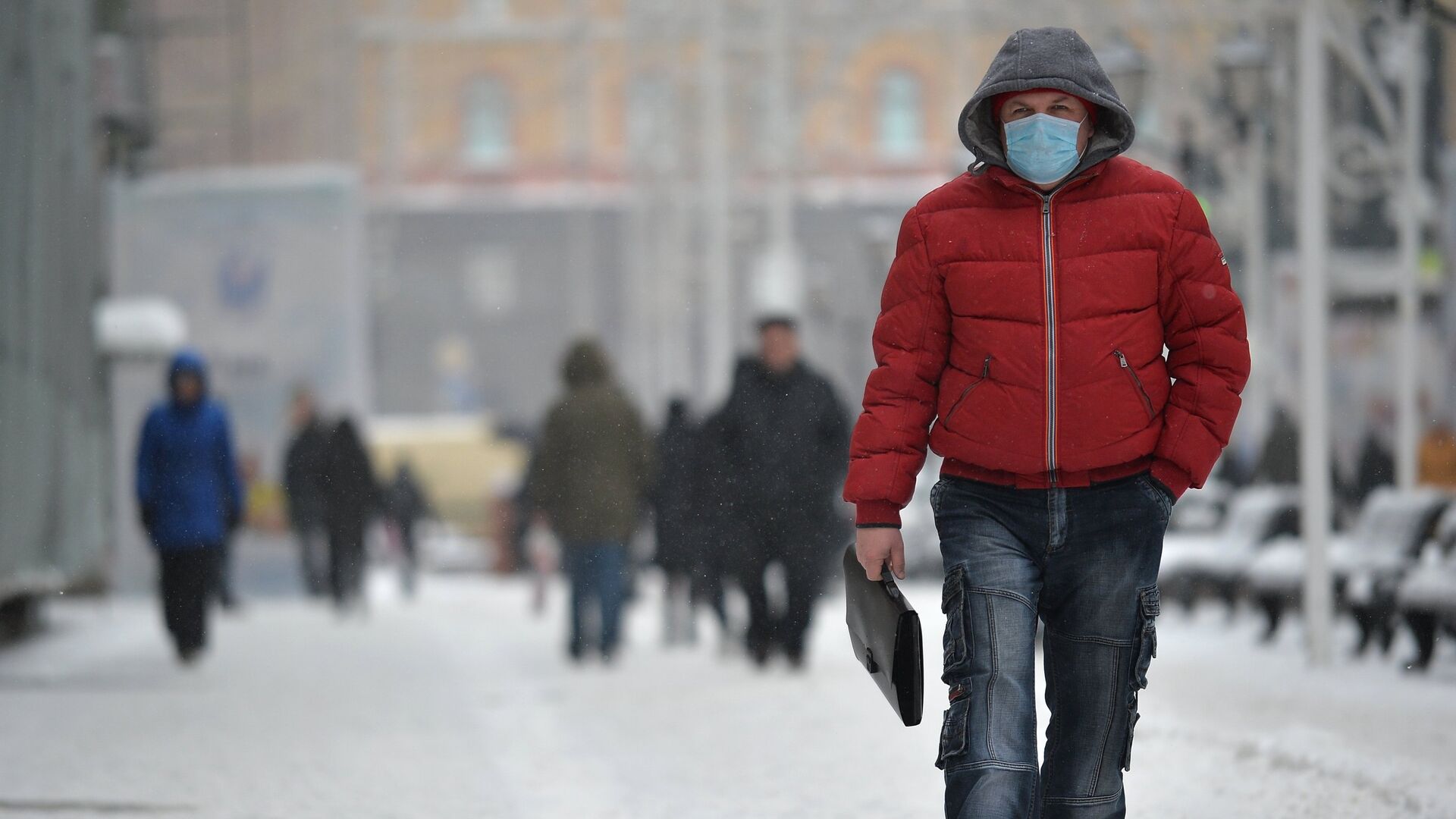 Люди в масках на улице зима