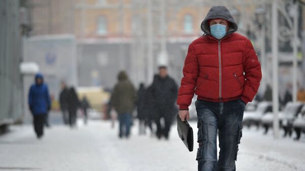 Мужчина в защитной маске в Москве