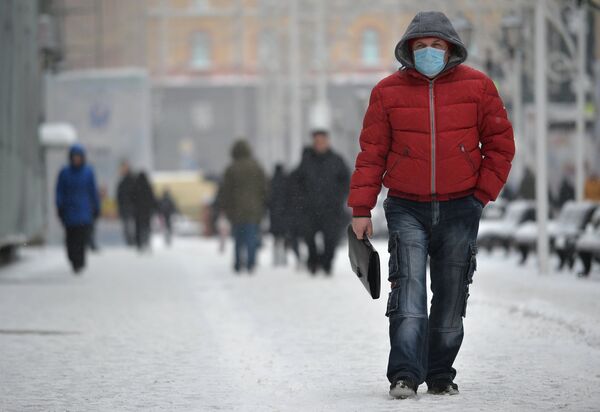 Мужчина в защитной маске в Москве Мужчина в защитной маске в Москве