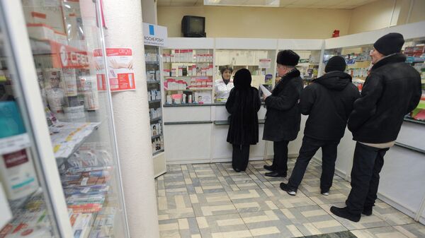 Покупатели стоят в очереди в аптеке. Архивное фото