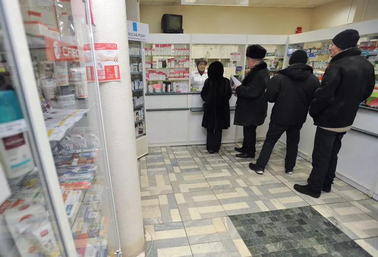 Покупатели стоят в очереди в аптеке Покупатели стоят в очереди в аптеке