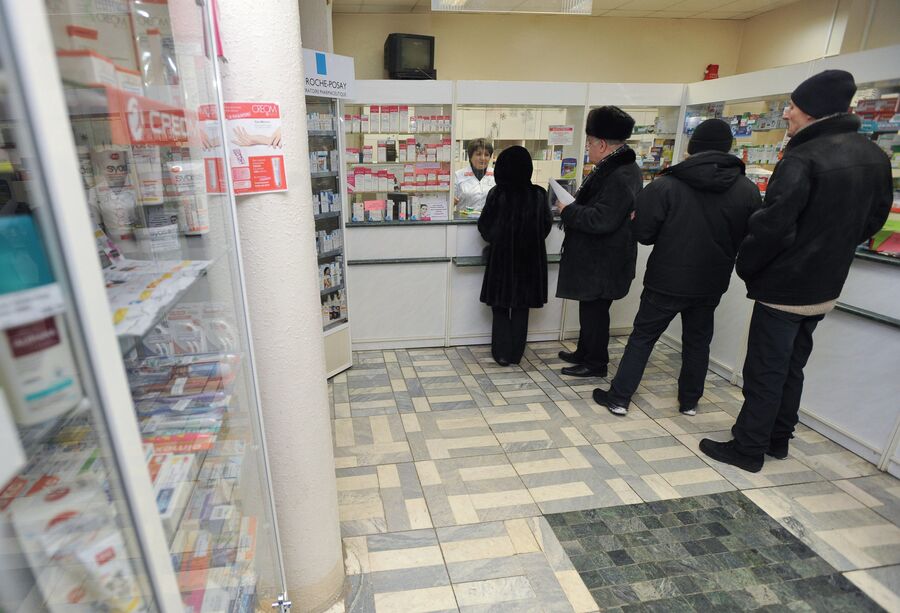 Покупатели стоят в очереди в аптеке 