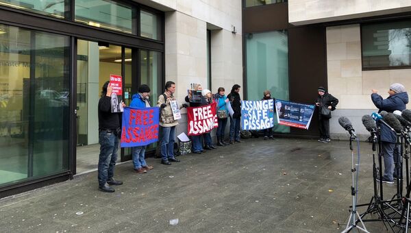 Акция сторонников Джулиана Ассанжа у здания суда в Лондоне