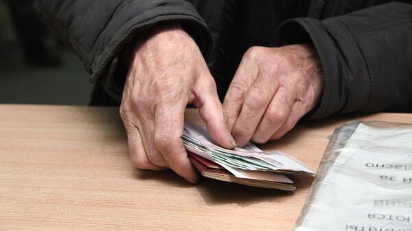 Мужчина с полученной пенсией на почтамте. Архивное фото