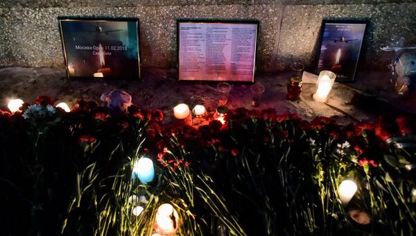 Цветы в память о погибших при крушении самолета Ан-148. Архивное фото