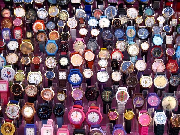 Прилавок на базаре с ассортиментом часов