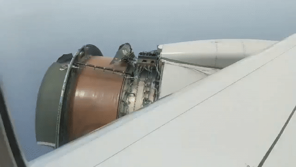 Двигатель Boeing развалился во время полета над Тихим океаном