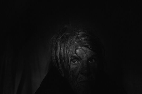 Жительница пострадавшего во время обстрела поселка Старомихайловка Донецкой области Любовь Агольцева (76 лет). 27 сентября 2015 года