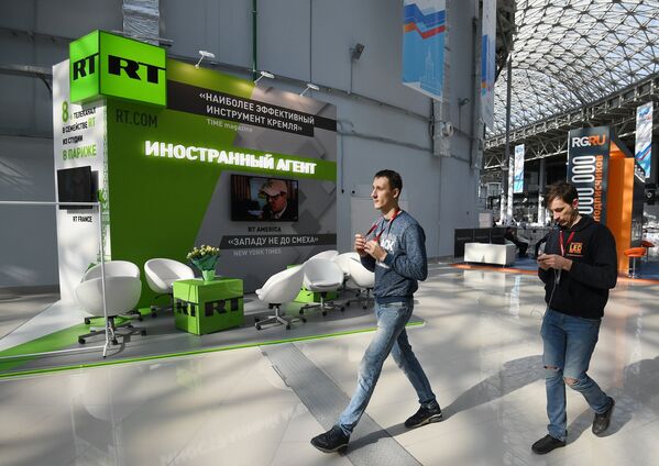 Стенд российского международного многоязычного информационного телеканала RT во время подготовки стендов к выставке в рамках Российского инвестиционного форума в Сочи