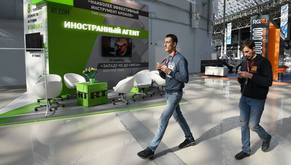 Стенд российского международного многоязычного информационного телеканала RT во время подготовки стендов к выставке в рамках Российского инвестиционного форума в Сочи