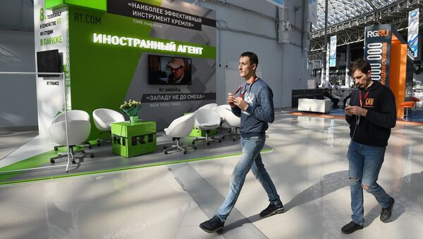 Стенд российского международного многоязычного информационного телеканала RT во время подготовки стендов к выставке в рамках Российского инвестиционного форума в Сочи. 14 февраля 2018