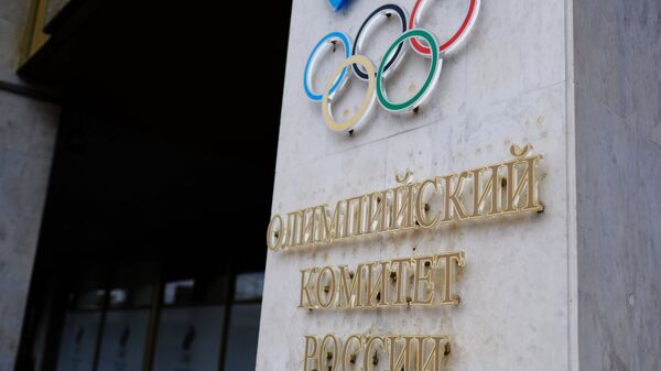 Эмблема на здании Олимпийского комитета России