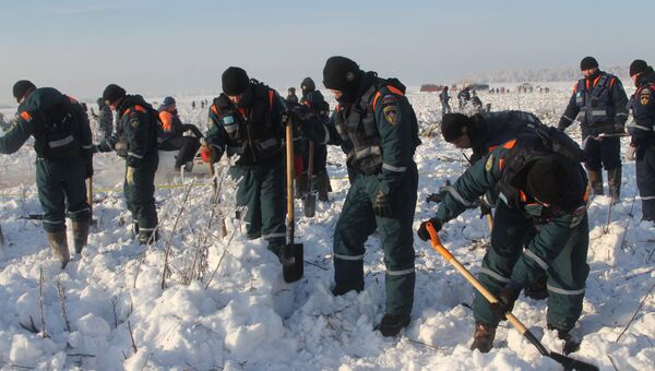 Сотрудники МЧС во время поисковых работ в районе падение самолета Ан-148. Архивное фото