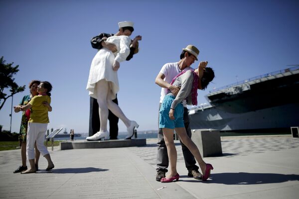 Скульптура Поцелуй в Сан-Диего