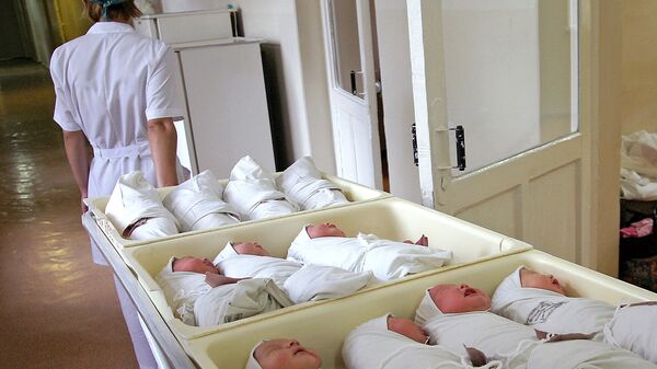 Новорожденные в родильном доме. Архивное фото