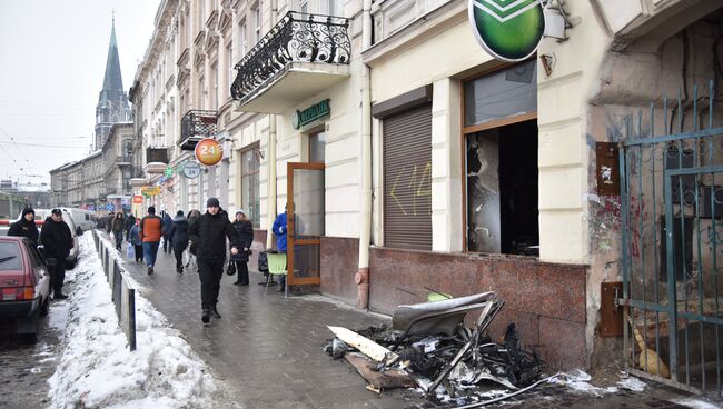 Прохожие на улице у отделения Сбербанка во Львове, подожженного радикалами. 14 февраля 2018