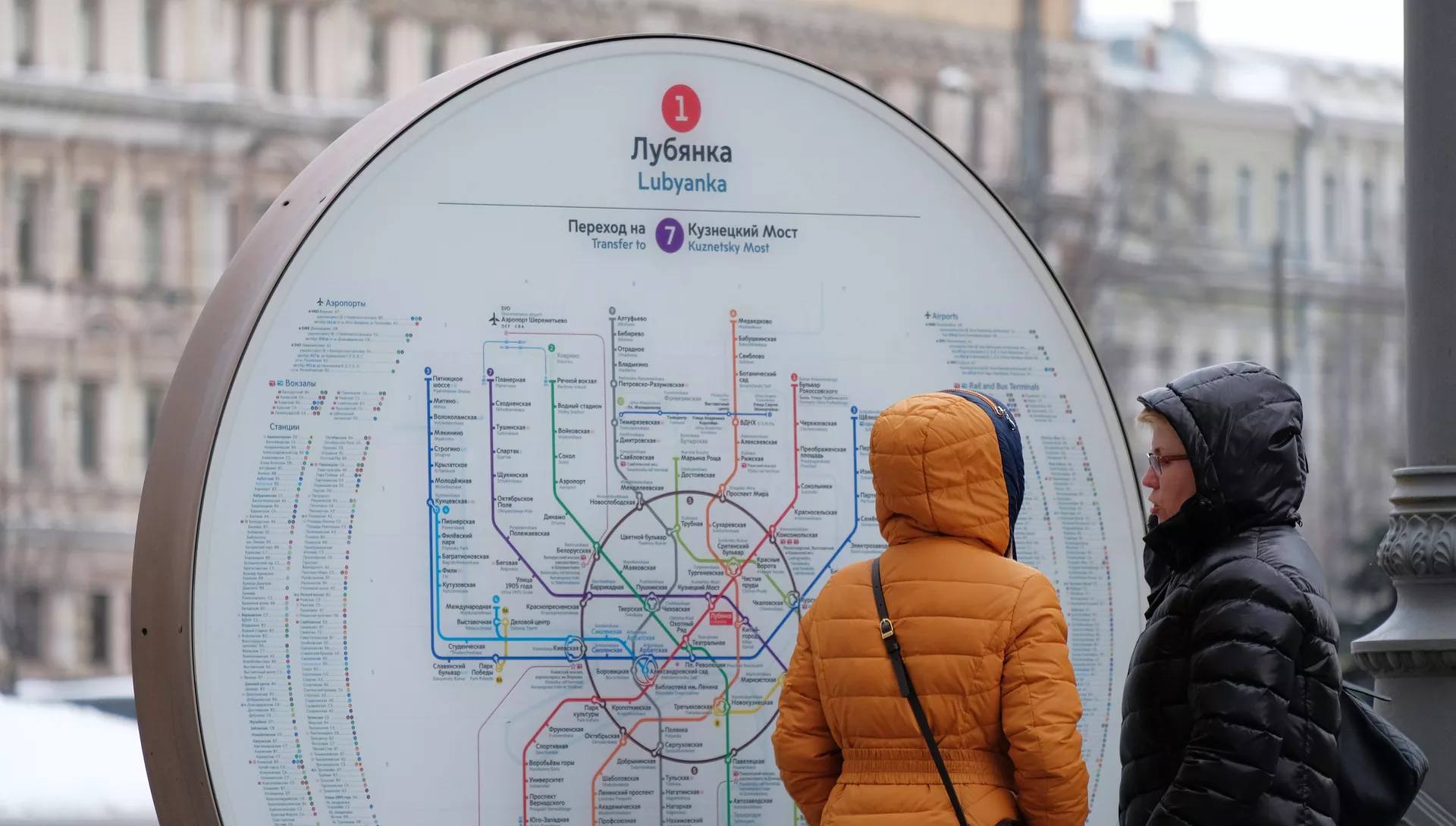 Уличная схема линий Московского метро у входа на станцию Лубянка - РИА Новости, 1920, 15.02.2018