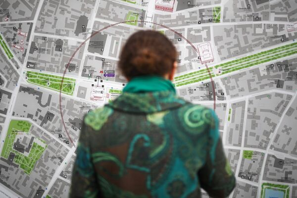 Женщина у информационного табло на Тверской улице в Москве Женщина у информационного табло на Тверской улице в Москве