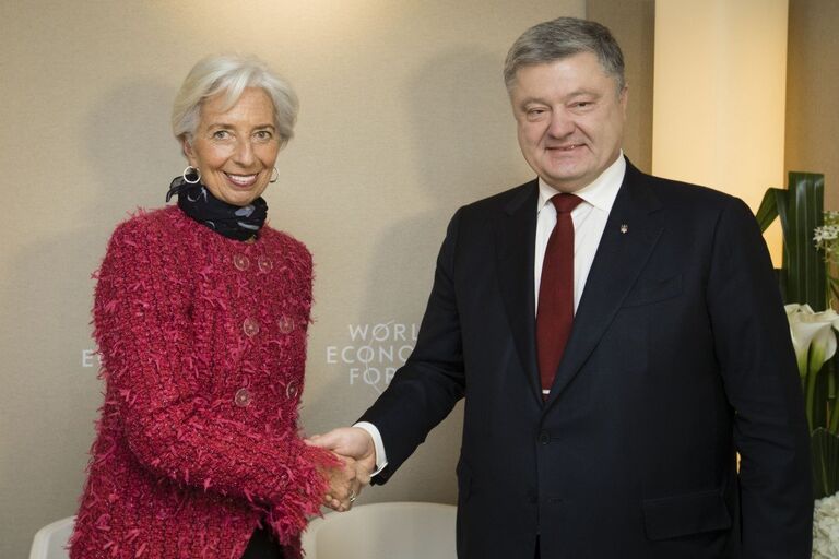 Директор-распорядитель МВФ Кристин Лагард и президент Украины Петр Порошенко на Всемирном экономическом форуме в Давосе. 25 января 2018 года Директор-распорядитель МВФ Кристин Лагард и президент Украины Петр Порошенко на Всемирном экономическом форуме в Давосе. 25 января 2018 года