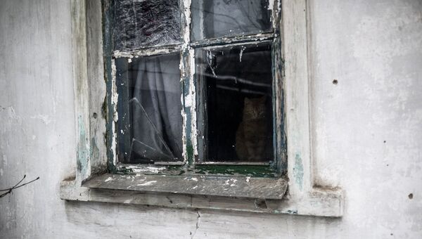 Разбитое окно жилого дома в поселке Ясное Донецкой области. Архивное фото