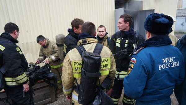 Пожарные и сотрудники МЧС на месте аварии на подстанции Краснодарской ТЭЦ . 14 февраля 2018