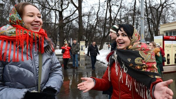 Девушки во время масленичных гуляний в парке Сокольники в Москве. Архивное фото