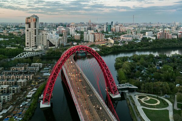 Живописный мост на северо-западе Москвы