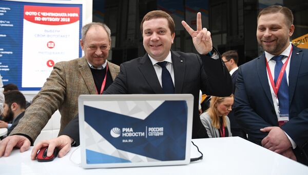 Директор фонда Росконгресс Александр Стуглев во время публикации сообщения для новостного мобильного приложения Динамика дня. 15 февраля 2018