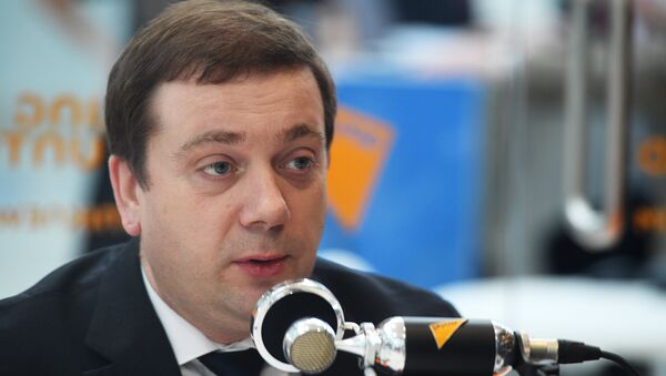 Директор фонда Росконгресс Александр Стуглев во время интервью в студии радио Sputnik на Российском инвестиционном форуме в Сочи. 15 февраля 2018