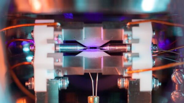 Фотография одиночного атома, заточенного в ионной ловушке в лабораториях Оксфордского университета