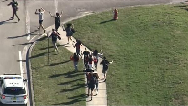 Эвакуация школьников из школы во Флориде, где произошла стрельба. Архивное фото