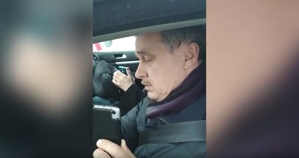 Анатолий Лебедько, лидер белорусской оппозиционной партии – Объединенной гражданской партии, во время проверки документов Анатолий Лебедько, лидер белорусской оппозиционной партии – Объединенной гражданской партии, во время проверки документов