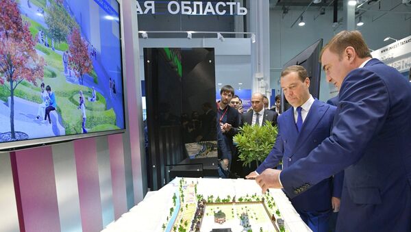 Дмитрий Медведев и губернатор Тульской области Алексей Дюмин во время осмотра выставочных стендов ряда регионов на Российском инвестиционном форуме Сочи-2018. 15 февраля 2018