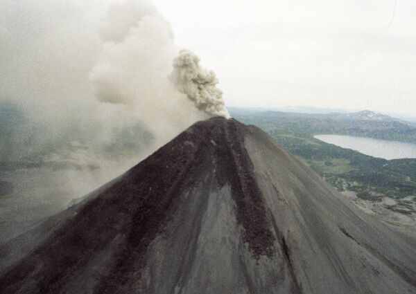 Вулкан Шивелуч на Камчатке выбросил столб пепла на высоту 4 км